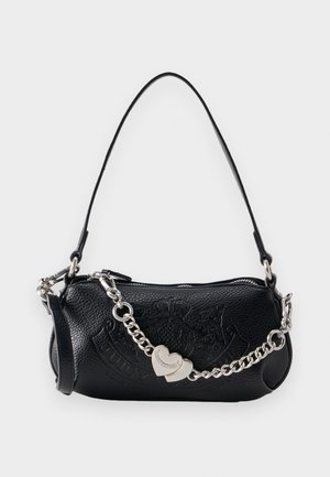 Sac à bandoulière en cuir noir texturé avec une chaîne argentée et deux breloques en forme de cœur sur fond blanc.