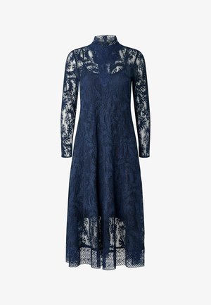 Meresinine pitskleit pikkade varrukatega, kõrge kaelusega, keerukate lillemustritega ja poolläbipaistva alaäärega. Kehaosa on istuv ja voolab A-lõikelisse seelikusse.