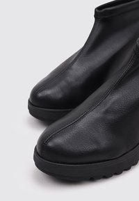 Sandra Fontán VELASCO - Wedge Ankle Boots - black