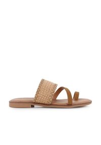 Sandalias deslizantes de ante marrón con parte superior de paja trenzada, diseño de punta abierta, suela plana y estilo minimalista.