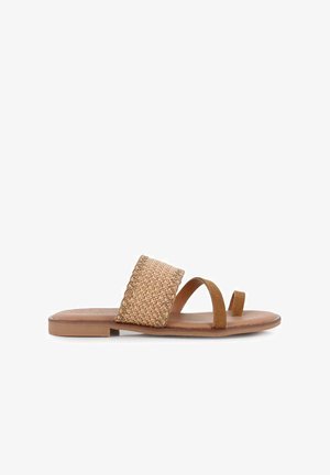 Sandalias deslizantes de ante marrón con parte superior de paja trenzada, diseño de punta abierta, suela plana y estilo minimalista.