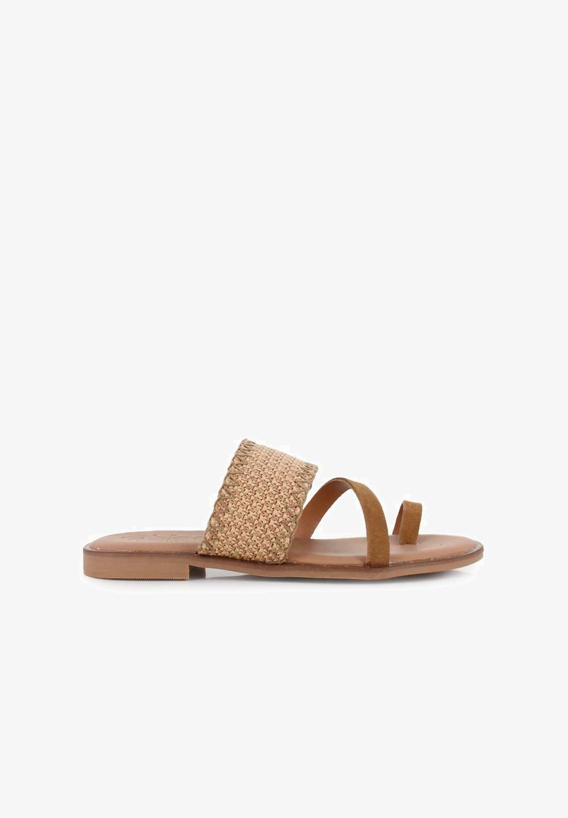 Sandalias deslizantes de ante marrón con parte superior de paja trenzada, diseño de punta abierta, suela plana y estilo minimalista.
