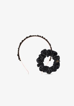 Czarna satynowa gumka do włosów i opaska z koralikowym wzorem; gładka faktura z połyskliwym wykończeniem. Opaska ma metalową bazę.
