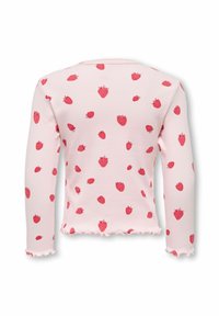 Μακρυμάνικο ροζ τοπ με ριπ υφή, διακοσμημένο με διασ κορπισμένα κόκκινα σχέδια φράουλας και τελείωμα με βολάν στα μανίκια και το κάτω μέρος.