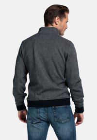 Grau melierte Baumwollmischung Jacke mit Stehkragen, gerippten Bündchen und Saum, ausgestattet mit einer glatten Oberfläche und einem dezenten Muster. Rückansicht.