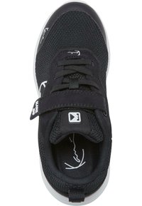 Musta lasten tennari, jossa verkkopäällinen, joustavat nauhat, tarranauha, kielen valkoinen logo ja valkoisella kuvioidulla reunuksella varustettu pohja.