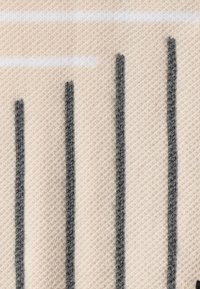 Beige stof met afwisselend verticale donkergrijze en witte strepen. De textuur is zacht en geweven, met een subtiel patroon.