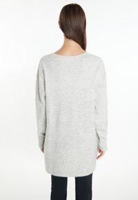 Pulover oversized de culoare gri deschis, tricotat, cu guler în formă de barcă, tiv ribat și mâneci lungi, având un material moale și texturat.