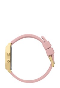 Montre avec un bracelet en silicone rose et un boîtier en métal doré, dotée d'un cadran rectangulaire et de deux boutons de fonction sur le côté.