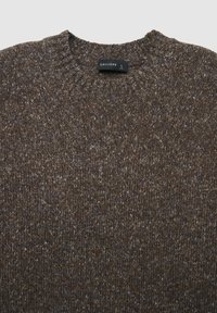 Brauner gestrickter Pullover mit rundem Ausschnitt und gerippten Bündchen. Das strukturierte Muster zeigt verschiedene Brauntöne und Grautöne. Markenlabel sichtbar.