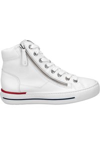 Sneaker montante en cuir blanc avec détail de fermeture éclair en métal, bout rond et semelle texturée. Des rayures rouges et bleues accentuent la semelle intermédiaire.