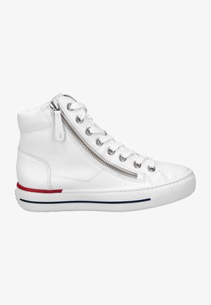 Sneaker montante en cuir blanc avec détail de fermeture éclair en métal, bout rond et semelle texturée. Des rayures rouges et bleues accentuent la semelle intermédiaire.