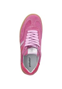 Sneaker in suede rosa con lacci rosa chiaro, un accento testurizzato argentato e suola in gomma naturale. Presenta una punta arrotondata e un colletto imbottito.