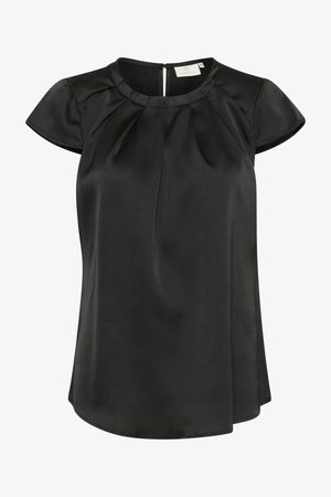 Zwarte satijnen blouse met korte capmouwen, plooidetails aan de voorkant en een keyhole-sluiting aan de achterzijde. Gladde textuur, ronde halslijn.