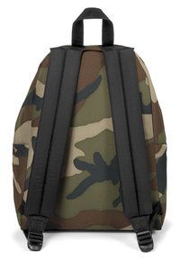 Mochila de camuflaje con colores oscuros y apagados en verde, marrón y negro, equipada con correas de hombro acolchadas en negro y una textura de tela.