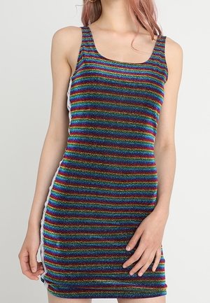 Vrouwelijke torso die een mouwloze, nauwsluitende jurk tot op de knie draagt met horizontale regenboogkleurige strepen en een vierkante halslijn.