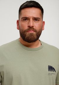 s.Oliver MIT FRONT - T-shirt z nadrukiem