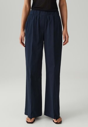 Pantaloni a gamba larga blu navy realizzati in un materiale leggero con un elastico in vita, caratterizzati da una texture liscia e un fit rilassato.