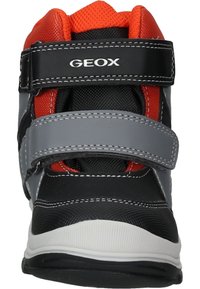 Zwarte en grijze hoge sneakers met rode accenten, voorzien van twee grijze klittenbandsluitingen en een gestructureerde rubberen zool. Geox-logo op de bandjes.