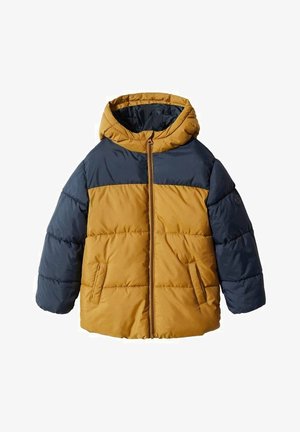 Chaqueta acolchada para niño con capucha incorporada, cuerpo de color mostaza, parte superior del pecho y mangas en azul marino, cremallera frontal y dos bolsillos delanteros.