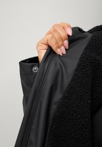 Áhkká REGEN - Regnjakke / vandafvisende jakker - schwarz