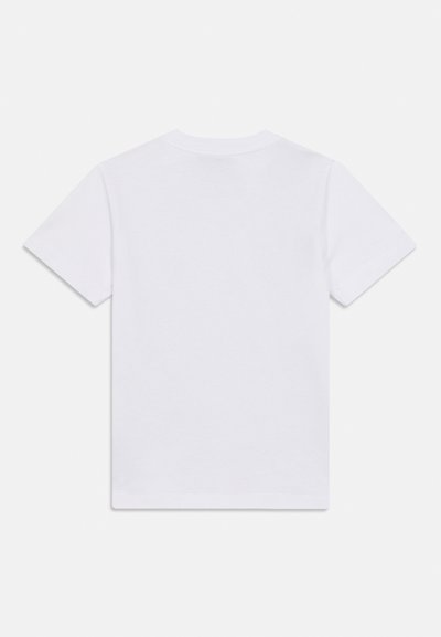 Λευκό μπλουζάκι, κοντά μανίκια, στρόγγυλη λαιμόκοψη, κατασκευασμένο από βαμβακερό ύφασμα. Απλός σχεδιασμός χωρίς σχέδια ή γραφικά, μαλακή υφή, ίσια ρεβέρ.