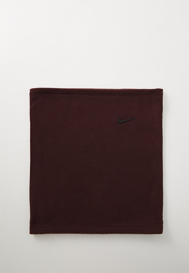 Burgunderfarget fleece halsvarmer med en myk tekstur, horisontale sømmer, og en liten svart Nike swoosh-logo på den ene siden.
