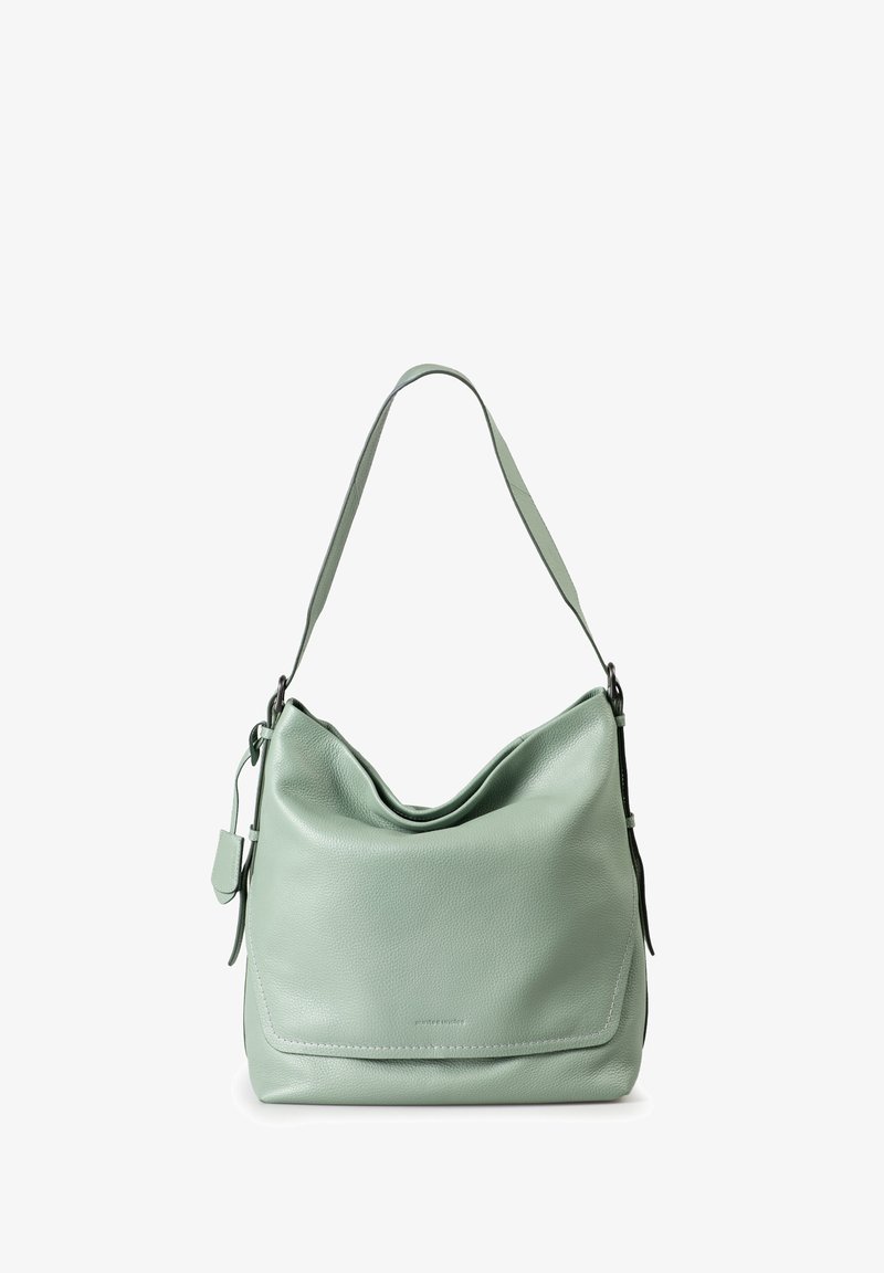 Borsa a tracolla in morbida pelle verde con ampia tracolla, tasca frontale a busta e piccolo etichetta attaccata sul lato sinistro.