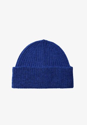 Beanie a coste blu realizzata in tessuto morbido, con risvolto piegato. La trama è spessa e accogliente, ideale per i climi freddi.