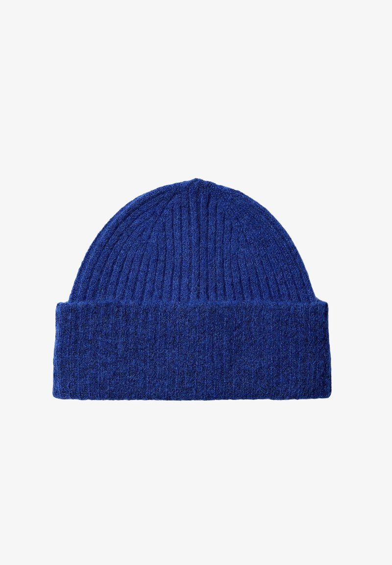 Sinine ribakudumine beanie pehme kangaga, millel on volditud serv. Tekstuur on paks ja mugav, ideaalne külma ilma jaoks.