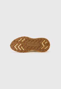 Guma apatinė dalis su zigzagu, rudos spalvos, su iškilusiu Lacoste logotipu, sukurta sukibimui ir ilgaamžiškumui. Lygus viršutinis kraštas.