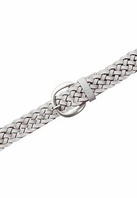 Flettet læderbælte i lysegrå med spænde i sølvlook og en central remdetalje. Teksturen er flettet med en glat finish.