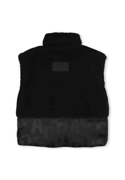 Zwarte fleece vest met hoge kraag, voorzien van een gladde onderzijde met een subtiel reliëflogo patroon en een rechthoekig merklabel.