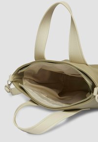 Beżowa torebka syntetyczna z podwójnymi płaskimi uchwytami, zamkiem błyskawicznym i wyściełanym tkaniną wnętrzem, które zawiera niewielką kieszeń oraz pikowany wzór.