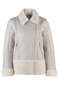 Ljust grå faux läderjacka med vit faux pälskrage och manschetter, försedd med dragkedjefickor och en strukturerad yta.