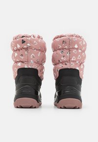 Rosa gepolsterte Stiefel mit silbernen Herzmustern, schwarzen Akzenten und einer strukturierten Gummisohle für besseren Halt. Mit einem gerafften Oberdesign.
