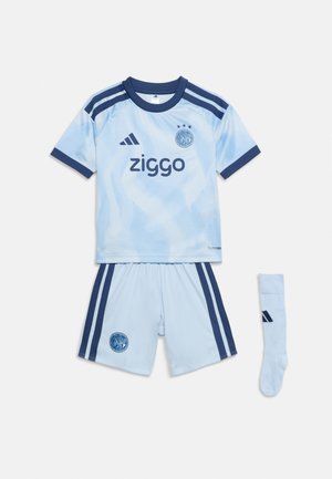 Lyseblåt fodboldkit med mørkeblå striber, Ajax klubmærke, Adidas logo, "ziggo" sponsor på trøjen, matchende shorts og en enkelt strømpe.