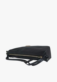 Borsa a tracolla in pelle nera con texture liscia, cerniera dorata, forma piatta e tracolla regolabile. Presenta un design minimalista senza decorazioni.