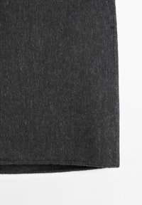 Svart filt kjol med en slät textur och rak design. Har rena kanter och minimal söm.
