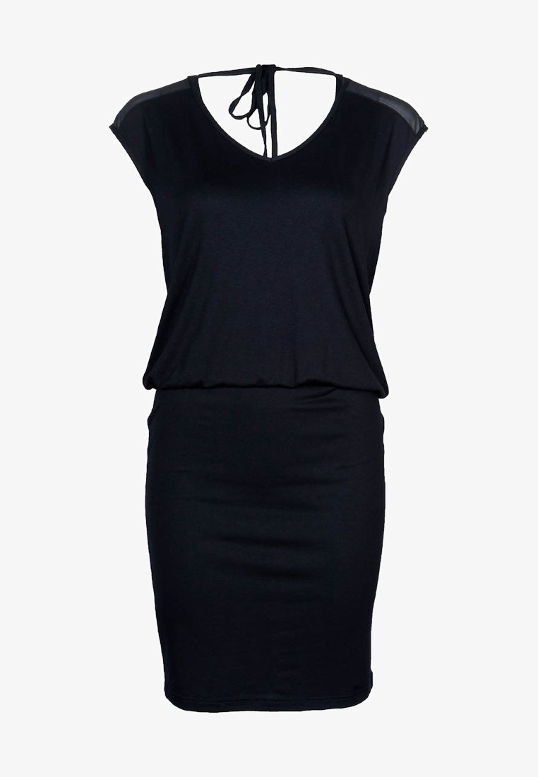 Robe noire sans manches avec un décolleté en V, haut ample, jupe ajustée et fermeture par lien au dos du cou.