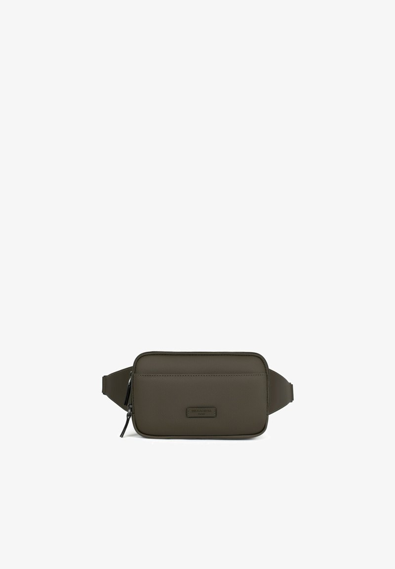 Olijfgroene, rechthoekige heuptas gemaakt van textuurstof. Voorzien van een ritsluiting en een platte, verstelbare schouderband. Logo-detail aan de voorkant.