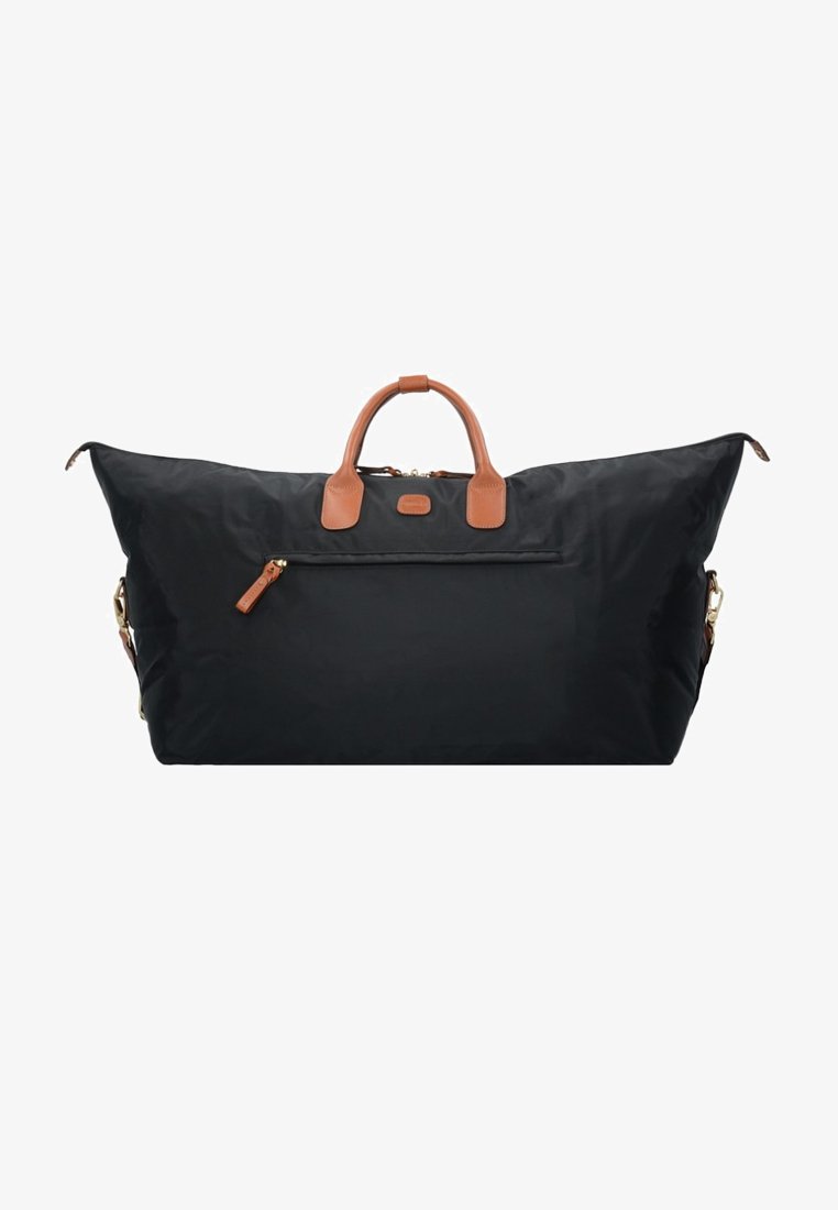 Grande borsa da viaggio nera con manici in pelle marrone, tasca con zip sul davanti e accessori per tracolla staccabili ai lati.
