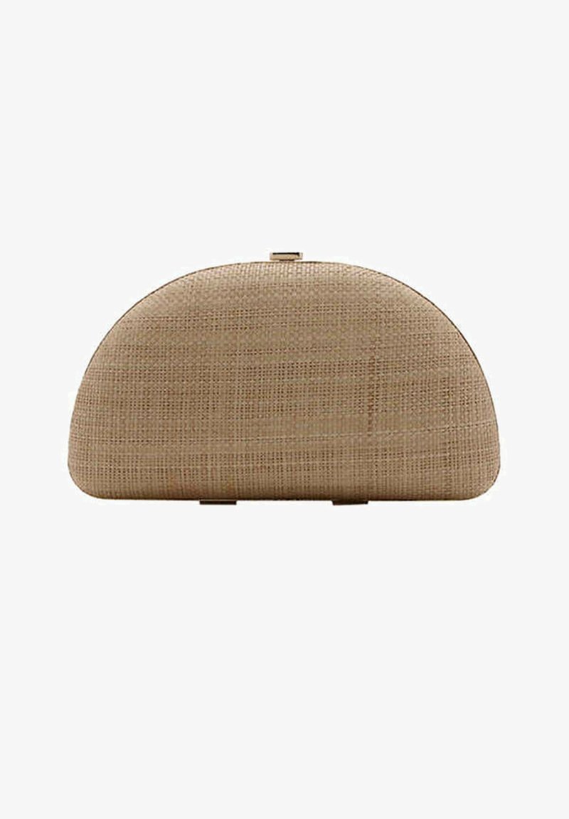 Pochette tissée beige avec haut arrondi et fermoir doré, tissu texturé, debout sur fond blanc.
