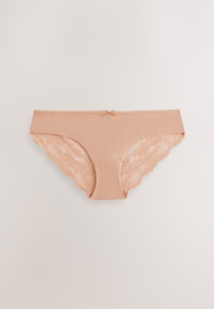 Pfirsichfarbener String mit glatter Vorderseite und Spitzeneinsatz am Rücken, verziert mit wellenförmigen Kanten und einer kleinen Schleife am Bund.