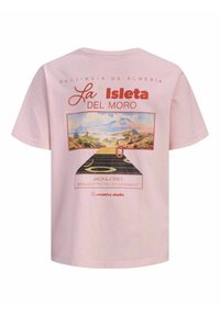 Rozā kokvilnas T-krekls ar ainavu grafiku un tekstu "La Isleta del Moro". Īsās piedurknes, apaļa kakla izgriezums un brīvs griezums.