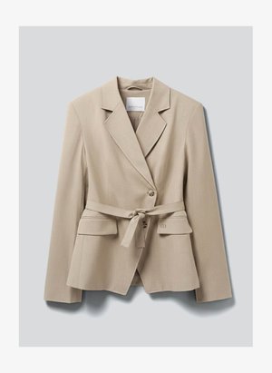 Beige skreddersydd blazer med hakkede slag, to frontlommeposer med klaff, knappelukking og et matchende stoffbelte knytt rundt midjen.
