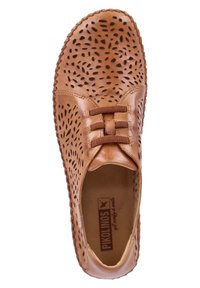 Zapato de cuero marrón con diseño perforado, punta redonda y cordones elásticos. Interior suave, suela flexible y bordes texturizados.