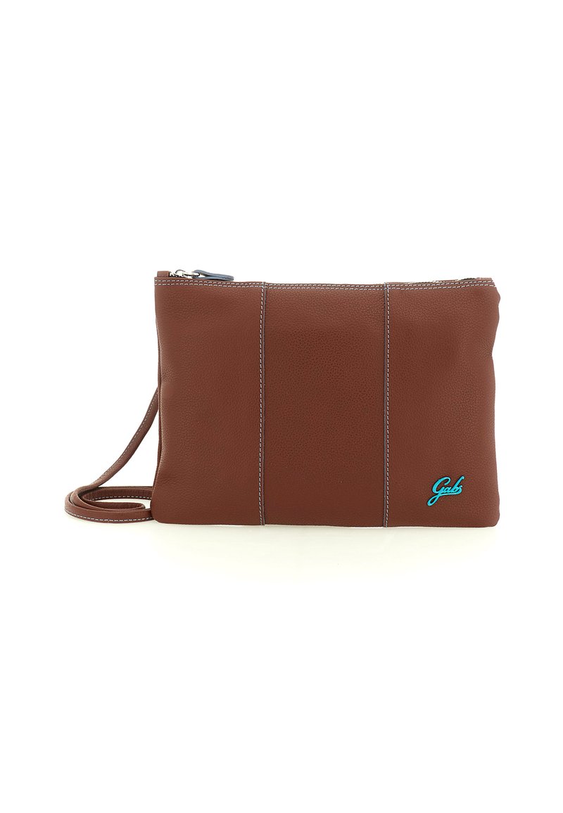 Borsa a mano in pelle marrone con cuciture bianche, manico per il polso, zip superiore e piccolo logo blu "Gabs" nell'angolo in basso a destra.