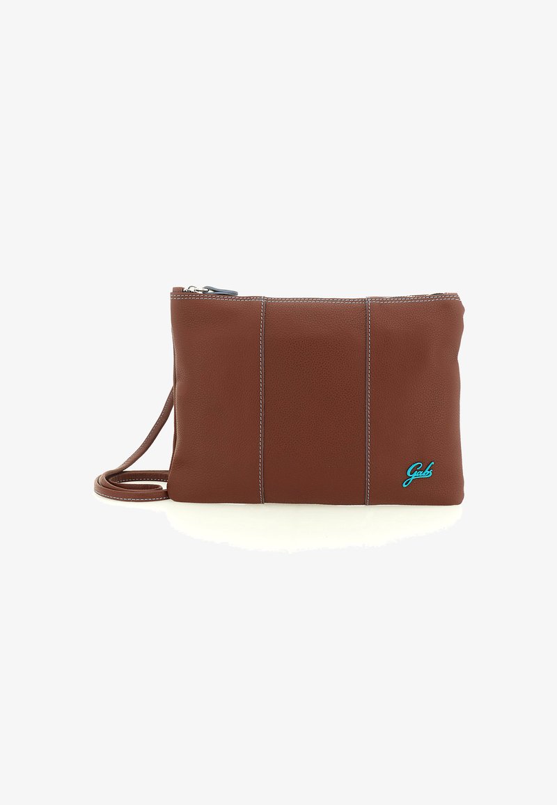 Borsa a mano in pelle marrone con cuciture bianche, manico per il polso, zip superiore e piccolo logo blu "Gabs" nell'angolo in basso a destra.