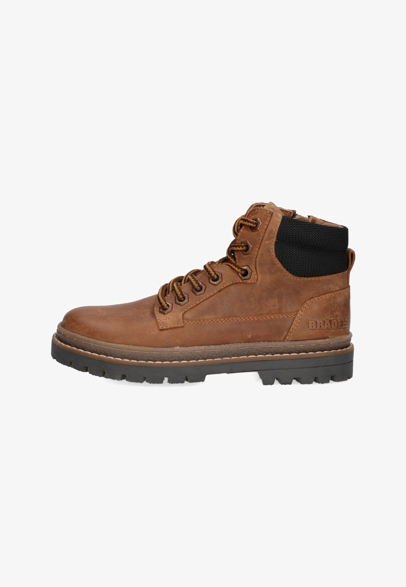 Bruine leren veterschoen tot de enkel met een gevoerd zwart kraagje en een dikke zwarte rubberen zool, zijaanzicht.